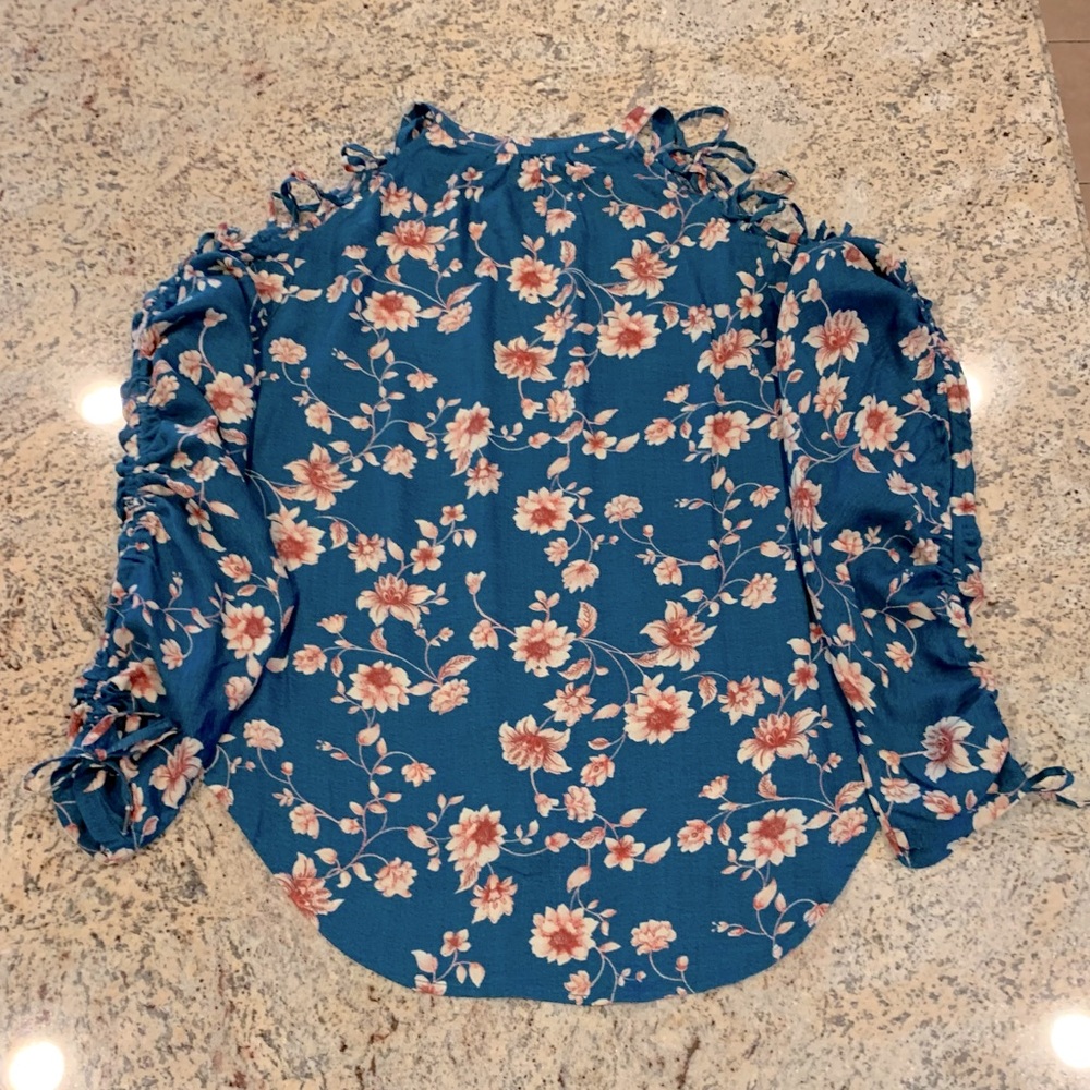 NEW, William Rast Floral Criss Cross Detail Shoulder - Picture 2 of 8